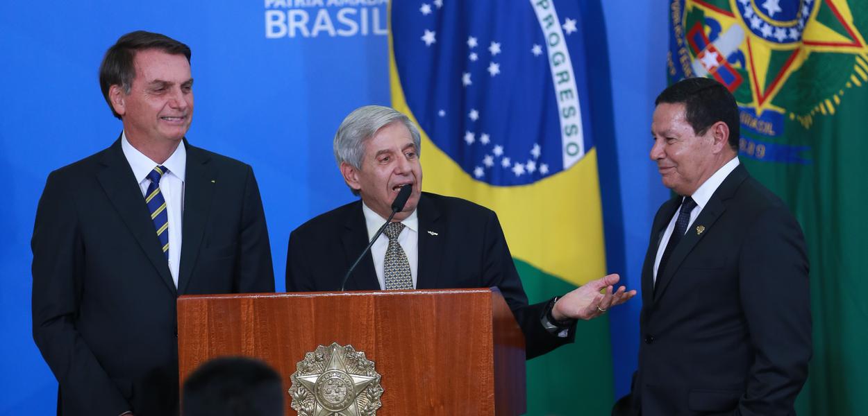 Jair Bolsonaro, Augusto Heleno e (Foto: Valter Campanato/Agência Brasil) Jair Bolsonaro, Augusto Heleno e