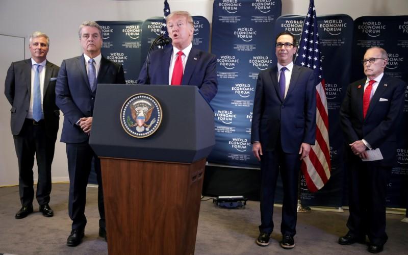 Robert O'Brien (no canto, à esquerda) e Donald Trump com comitiva no World Economic Forum, em janeiro de 2020 (Foto: REUTERS/Jonathan Ernst) Robert O'Brien (no canto, à esquerda) e Donald Trump com comitiva no World Economic Forum, em janeiro de 2020