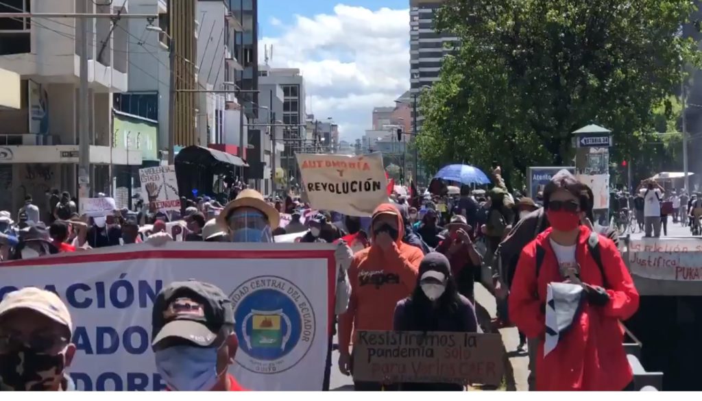 Manifestantes nas ruas de Quito, no Equador (Foto: reprodução/twitter) Manifestantes nas ruas de Quito, no Equador