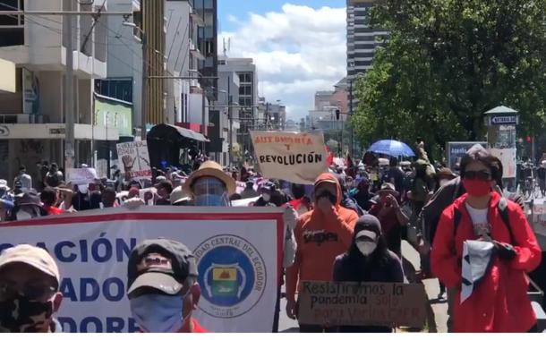 Manifestantes nas ruas de Quito, no Equador (Foto: reprodução/twitter) Manifestantes nas ruas de Quito, no Equador