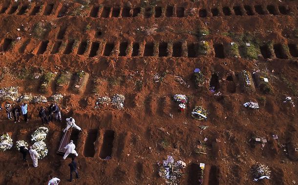 Sepultadores com trajes de proteção enterram vítima de Covid-19 no cemitério de Vila Formosa, em São Paulo 22/05/2020 (Foto: REUTERS/Amanda Perobelli) Sepultadores com trajes de proteção enterram vítima de Covid-19 no cemitério de Vila Formosa, em São Paulo 22/05/2020