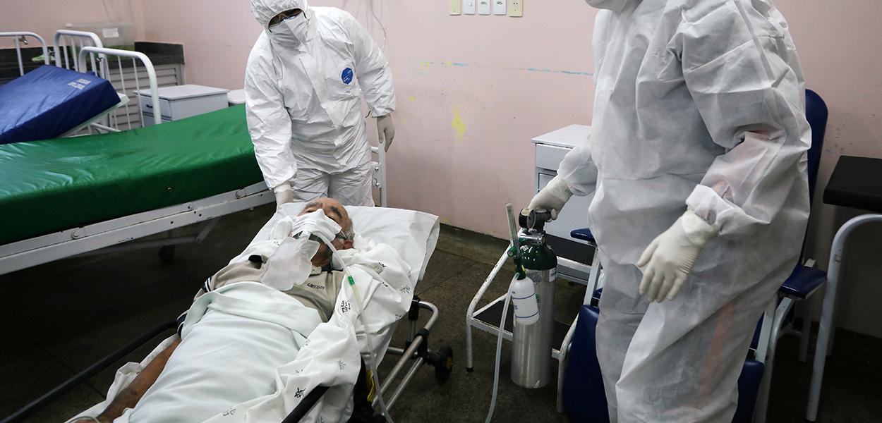 Profissionais de saúde tratam de paciente com Covid-19 em Manaus (Foto: REUTERS/Bruno Kelly) Profissionais de saúde tratam de paciente com Covid-19 em Manaus
