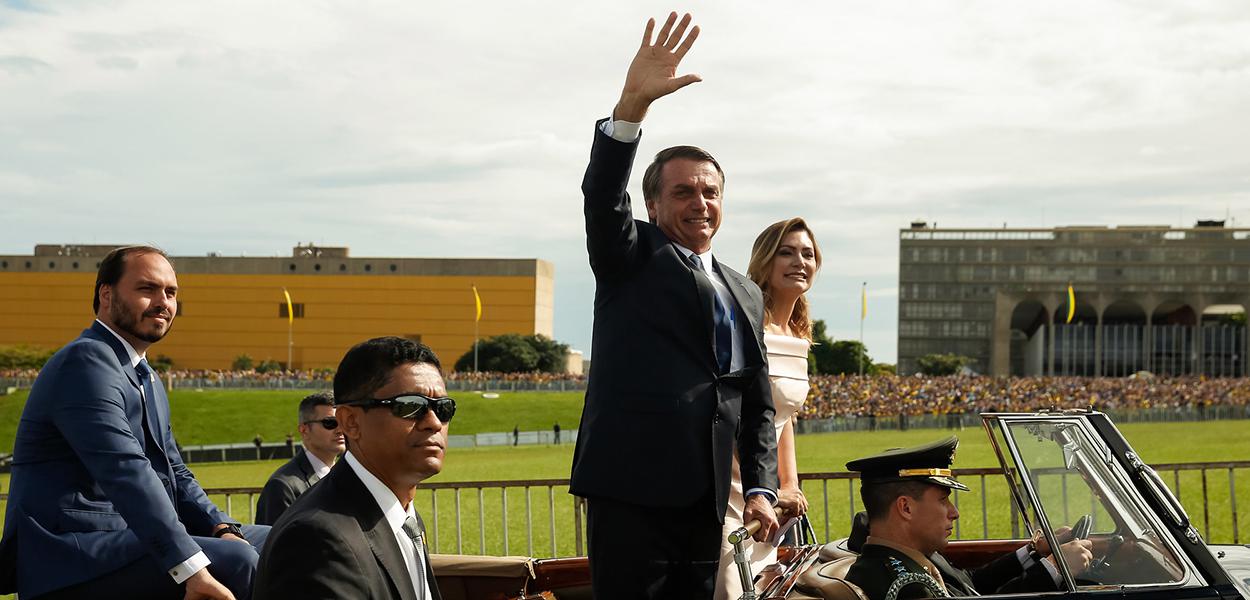 Carlos e Jair Bolsonaro (Foto: Isac Nobrega/PR) Carlos e Jair Bolsonaro