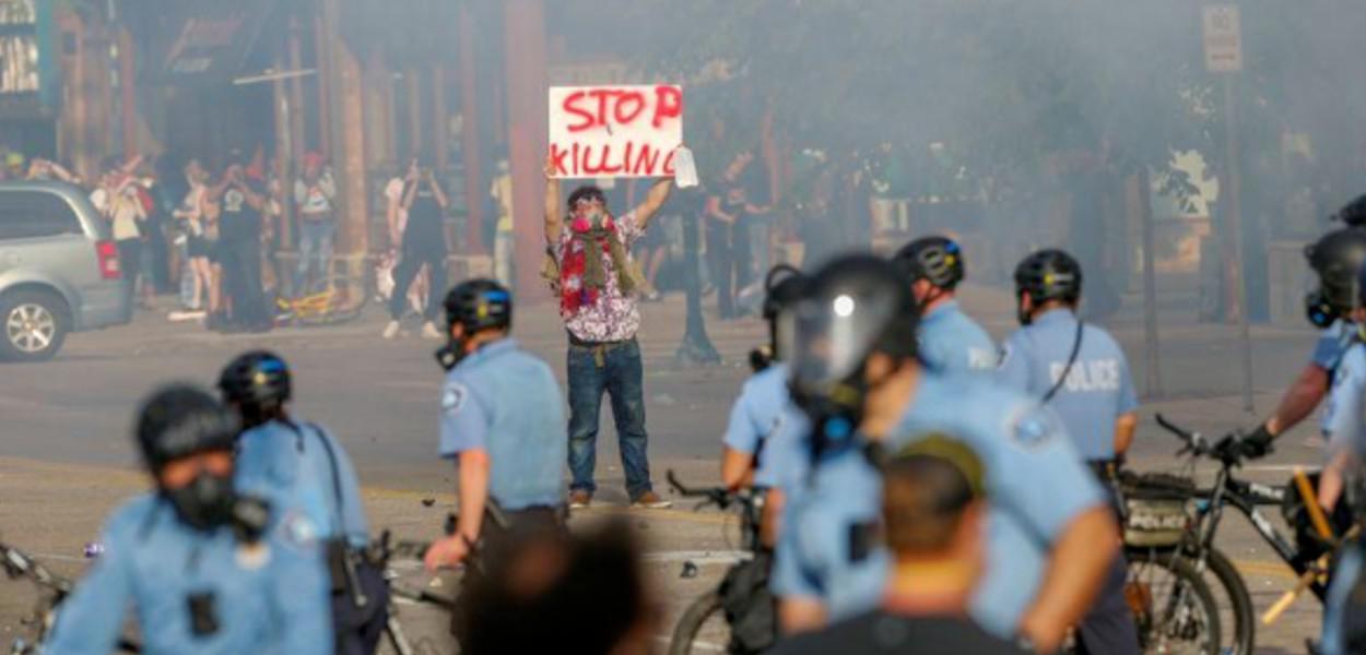 Protesto em Mineápolis, Estados Unidos (Foto: REUTERS/Eric Miller) Protesto em Mineápolis, Estados Unidos