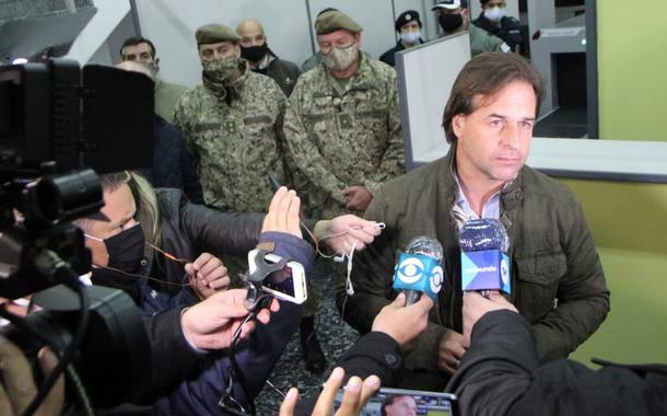 Presidente uruguaio Luis Lacalle Pou chega a cidade de Rivera para tomar medidas devido a emergência sanitária. (Foto: Marcelo Pinto/APlateia) Presidente uruguaio Luis Lacalle Pou chega a cidade de Rivera para tomar medidas devido a emergência sanitária.