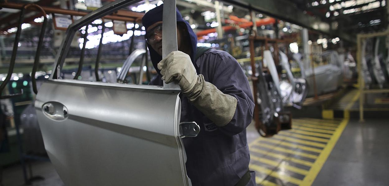 Linha de produção em fábrica de carros (Foto: REUTERS/Nacho Doce) Linha de produção em fábrica de carros