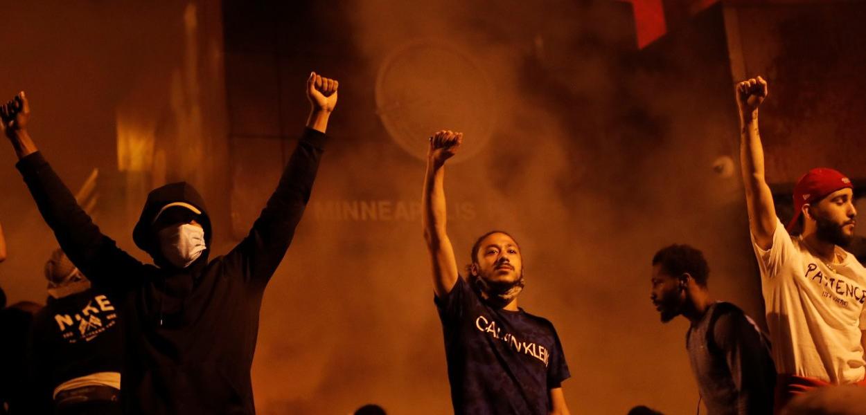 Protesto em Mineápolis, Estados Unidos (Foto: Carlos Barria/Reuters) Protesto em Mineápolis, Estados Unidos