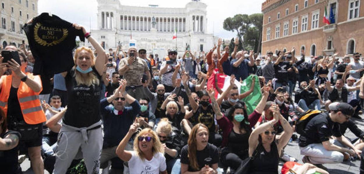 Manifestação em Roma diz que coronavírus é um 'truque' (Foto: ANSA/CLAUDIO PERI) www.brasil247.com - Manifestação em Roma diz que coronavírus é um 'truque'
