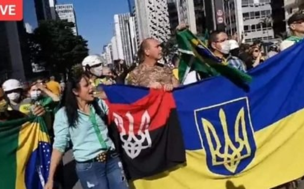 Bandeira neonazista da Ucrânia em protesto pró-Bolsonaro na Avenida Paulista (31.5.20)