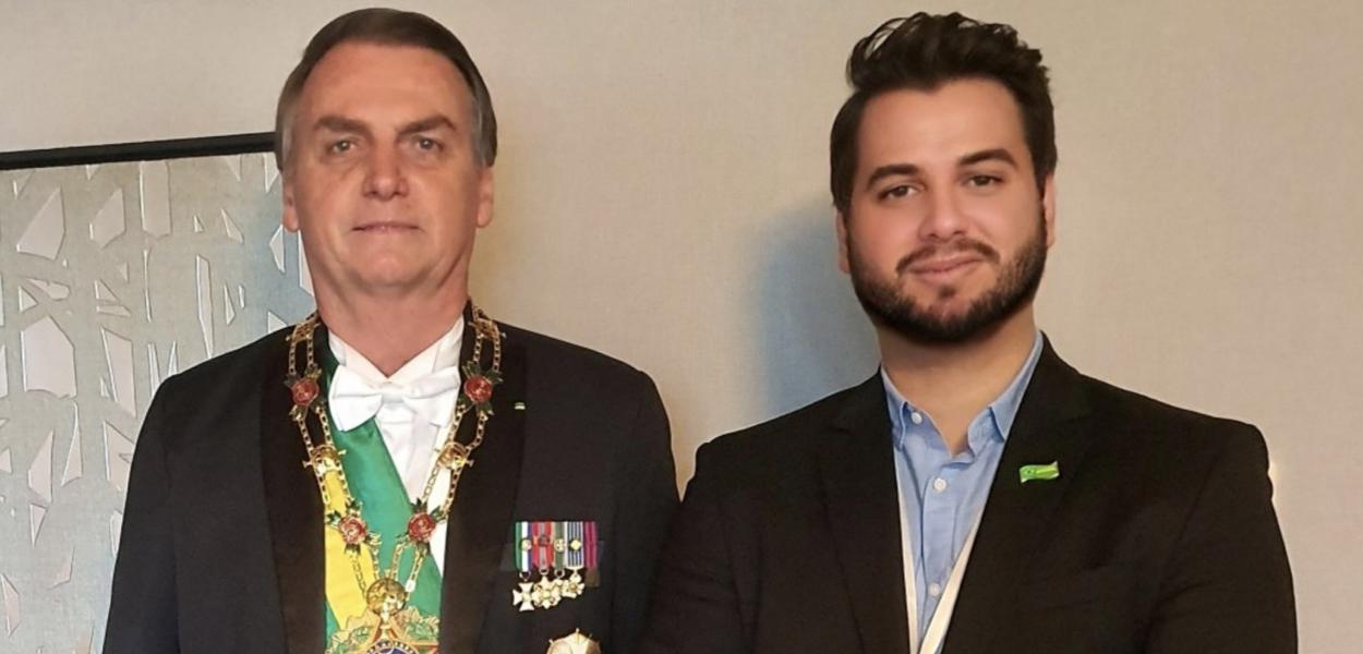 Jair Bolsonaro e Filipe Martins (Foto: Reprodução) Jair Bolsonaro e Filipe Martins