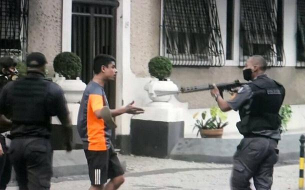 Jovem fica sob a mira de fuzil durante manifestação antirracista no Rio (31.5.20) (Foto: Reprodução) Jovem fica sob a mira de fuzil durante manifestação antirracista no Rio (31.5.20)