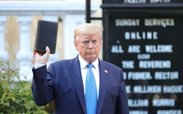 Trump faz visita surpresa à igreja de St. John's (Foto: Reuters) Trump faz visita surpresa à igreja de St. John's