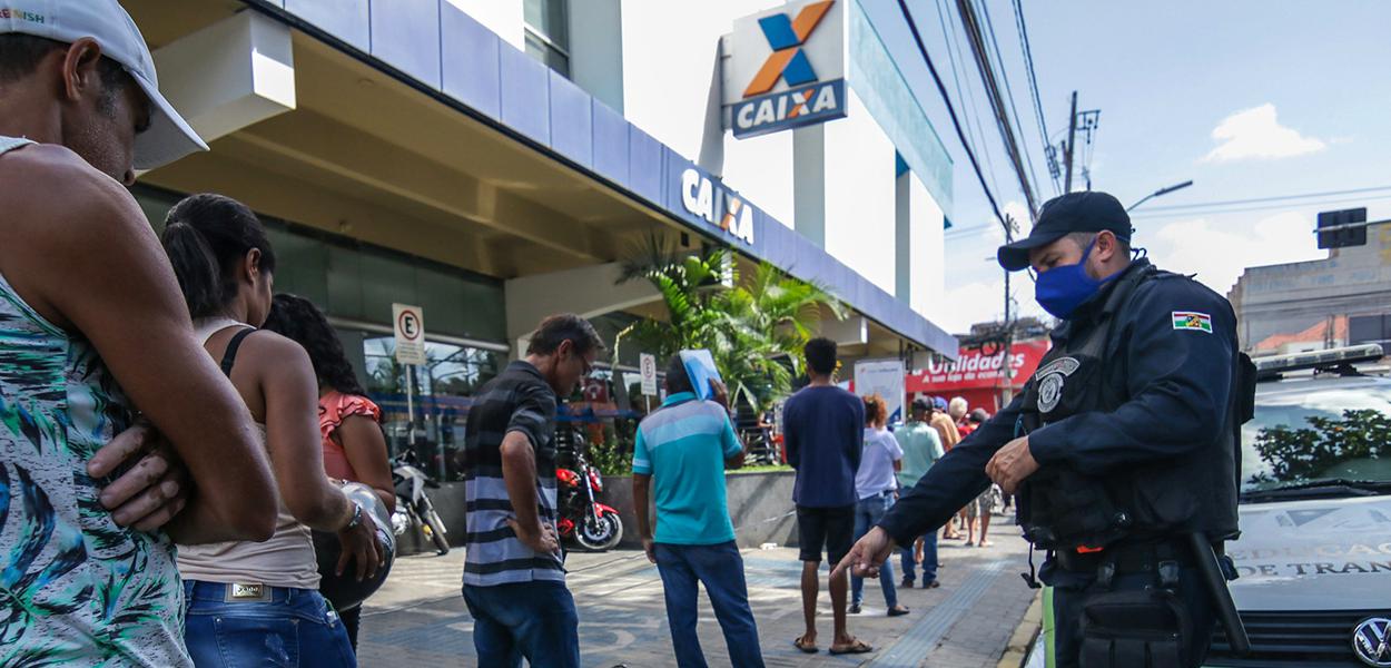Fila para resgate do auxílio emergencial (Foto: PMC via Fotos Publicas) Fila para resgate do auxílio emergencial