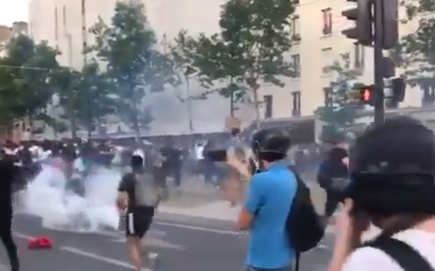 Polícia reprime manifestação antirracista em Paris (2.6.20) (Foto: Reprodução) Polícia reprime manifestação antirracista em Paris (2.6.20)
