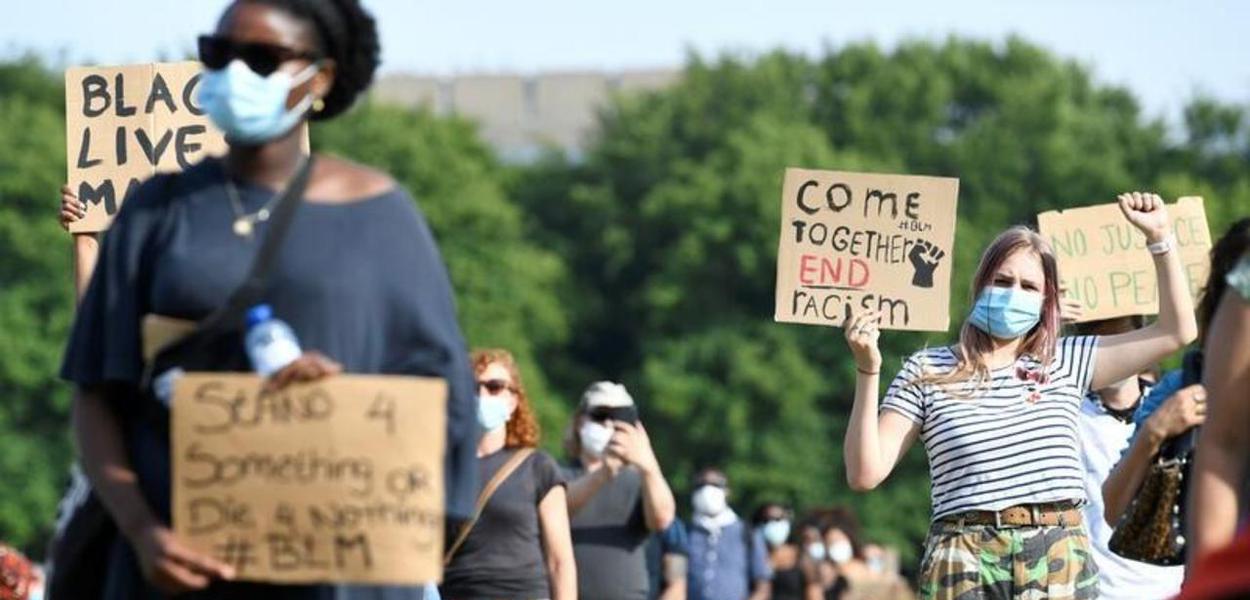 Na Holanda, pessoas participam de protesto pela morte de George Floyd. 02/06/2020 (Foto: REUTERS/Piroschka van de Wouw) Na Holanda, pessoas participam de protesto pela morte de George Floyd. 02/06/2020