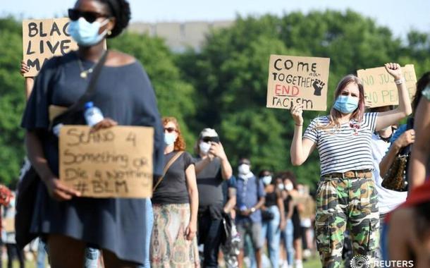 Na Holanda, pessoas participam de protesto pela morte de George Floyd. 02/06/2020 (Foto: REUTERS/Piroschka van de Wouw) Na Holanda, pessoas participam de protesto pela morte de George Floyd. 02/06/2020