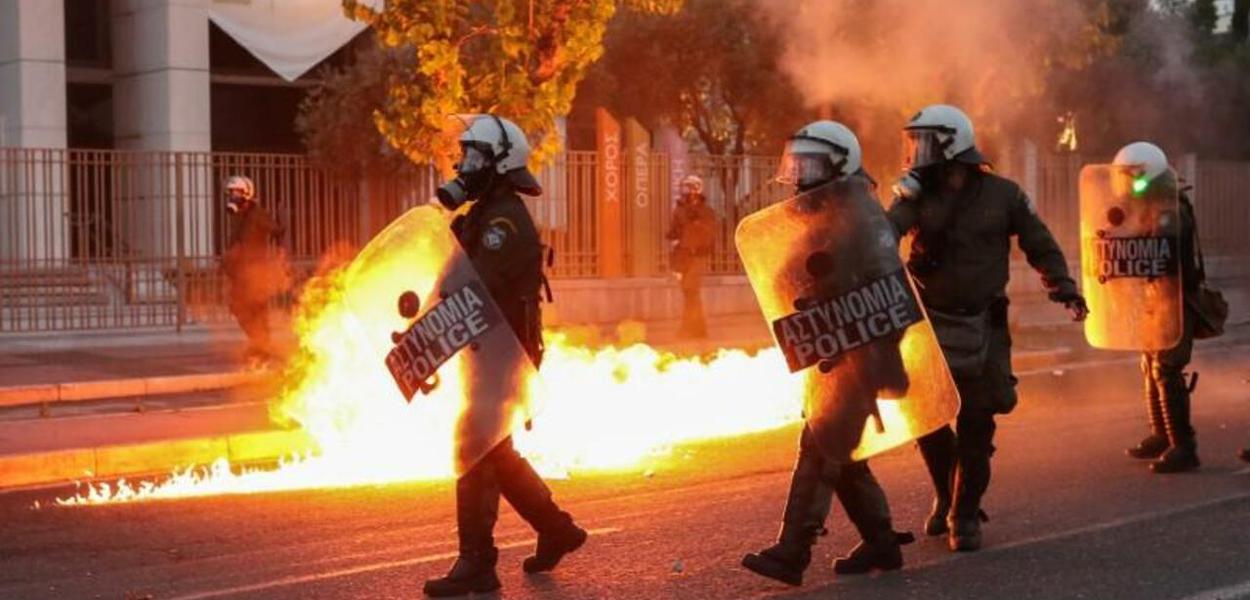 A polícia de choque passou por chamas enquanto reprimia manifestantes durante uma manifestação contra a morte na custódia policial de George Floyd, em Minneapolis, fora da embaixada dos EUA em Atenas, Grécia (3.6.20) (Foto: REUTERS / Alkis Konstantinidis) A polícia de choque passou por chamas enquanto reprimia manifestantes durante uma manifestação contra a morte na custódia policial de George Floyd, em Minneapolis, fora da embaixada dos EUA em Atenas, Grécia (3.6.20)