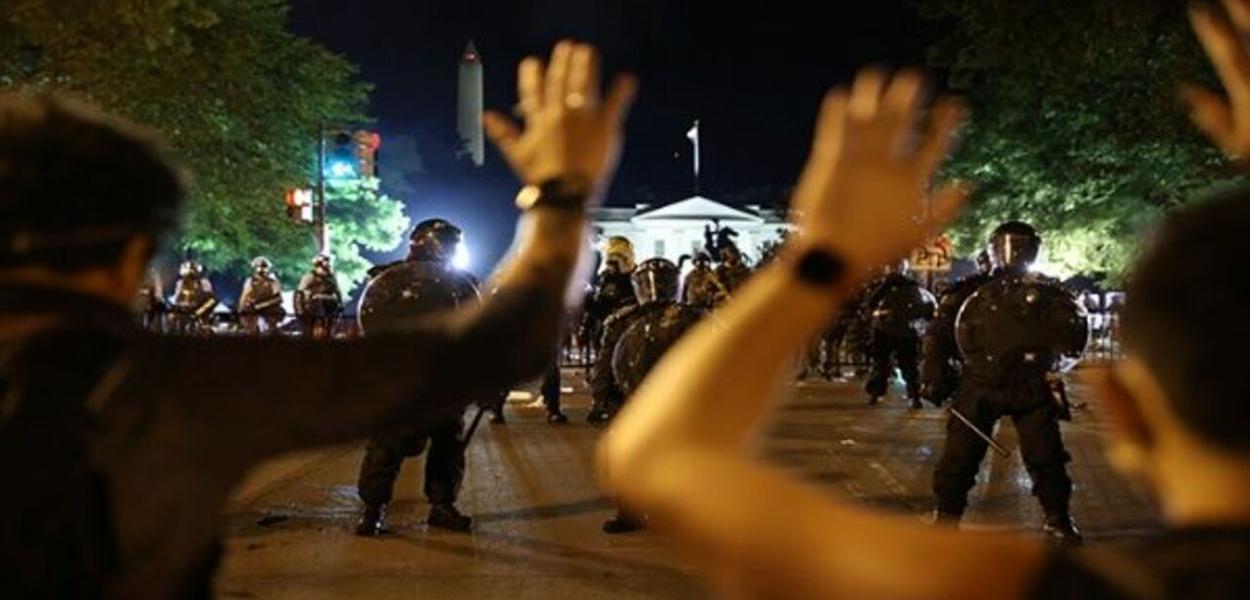 Manifestantes protestam em frente à Casa Branca (Foto: Reuters) Manifestantes protestam em frente à Casa Branca