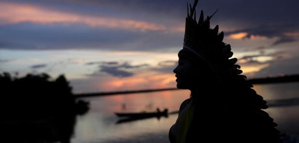 Líder indígena caminha próximo ao rio Xingu no Mato Grosso (Foto: REUTERS/Ricardo Moraes) Líder indígena caminha próximo ao rio Xingu no Mato Grosso