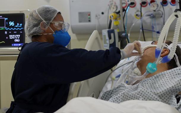 Enfermeira atende paciente da Covid-19 em hospital municipal em São Paulo (Foto: REUTERS/Amanda Perobelli) Enfermeira atende paciente da Covid-19 em hospital municipal em São Paulo