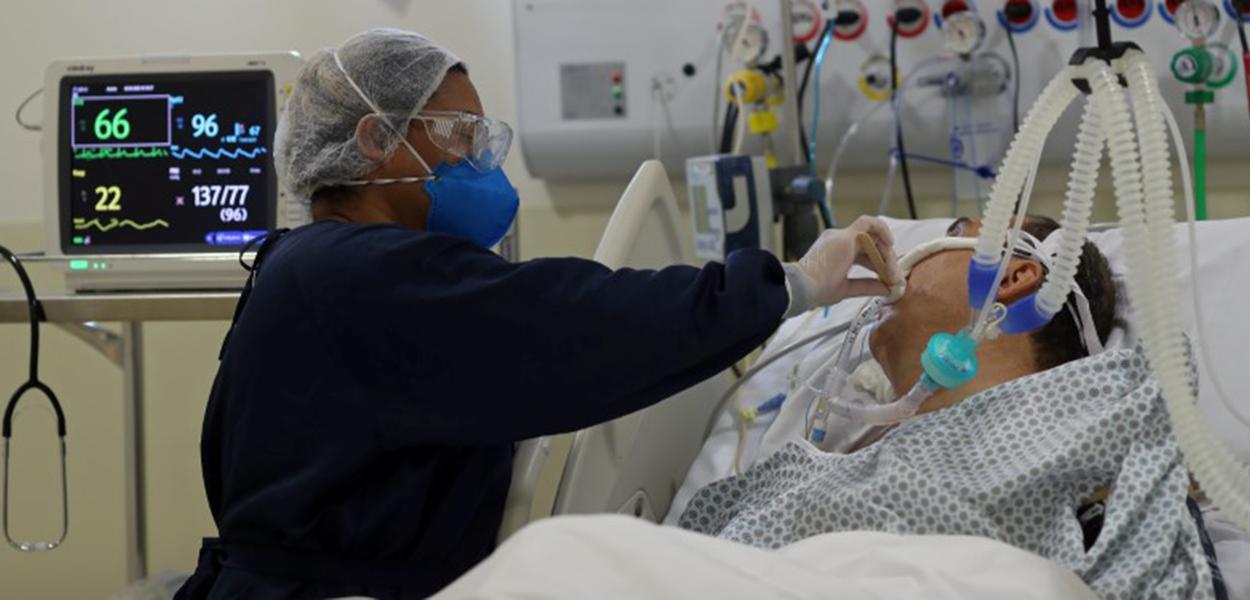 Enfermeira atende paciente da Covid-19 em hospital municipal em São Paulo (Foto: REUTERS/Amanda Perobelli) Enfermeira atende paciente da Covid-19 em hospital municipal em São Paulo