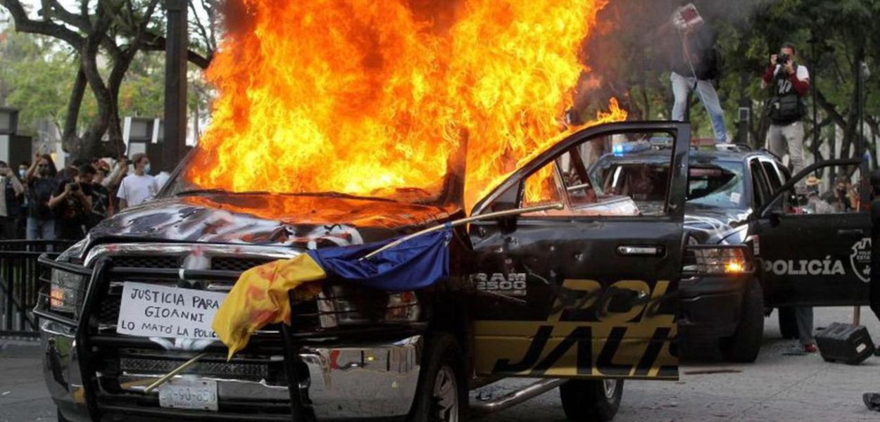 Manifestantes protestam em Guadalajara, México, contra morte de homem pela polícia (Foto: Redfish/Reprodução) Manifestantes protestam em Guadalajara, México, contra morte de homem pela polícia