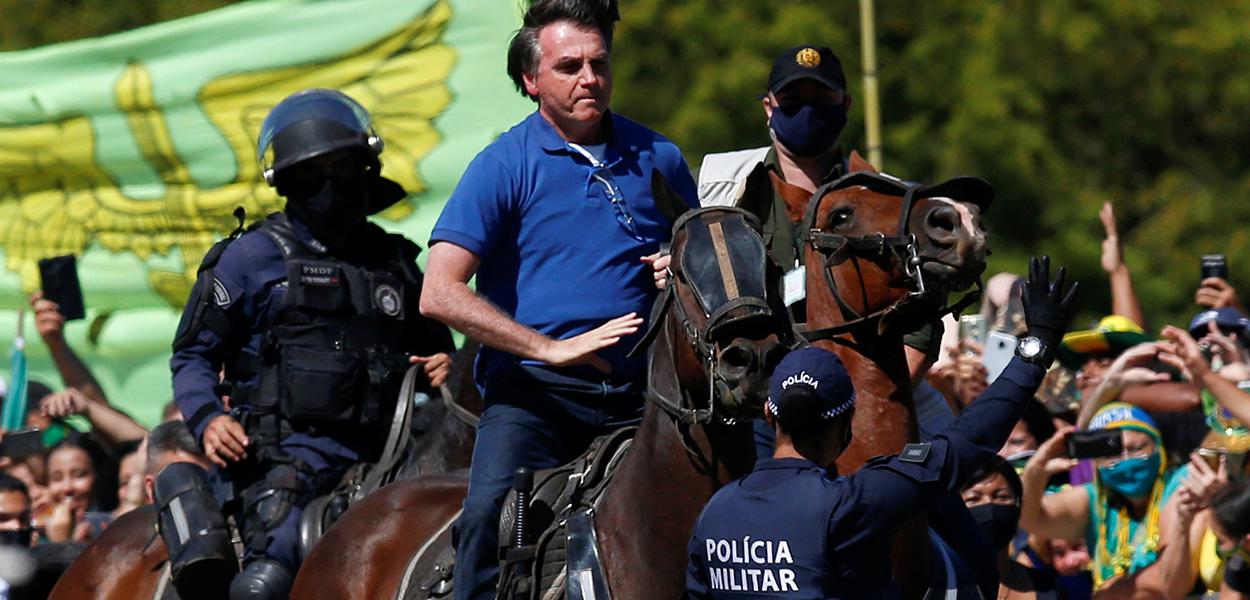 Bolsonaro participa de ato com apoiadores em Brasília 31/05/2020 (Foto: REUTERS/Ueslei Marcelino) www.brasil247.com - Bolsonaro participa de ato com apoiadores em Brasília 31/05/2020