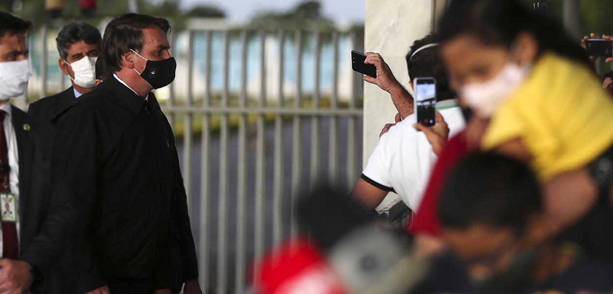 Jair Bolsonaro fala à imprensa no Palácio da Alvorada (Foto: Marcello Casal Jr/Agência Brasil) Jair Bolsonaro fala à imprensa no Palácio da Alvorada