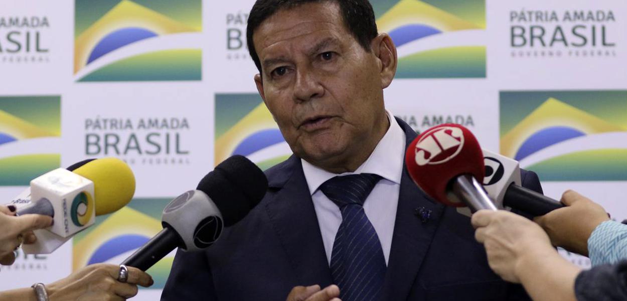 O presidente da República em exercício, Hamilton Mourão, concede entrevista à imprensa. (Foto: Valter Campanato/Agência Brasil) O presidente da República em exercício, Hamilton Mourão, concede entrevista à imprensa.