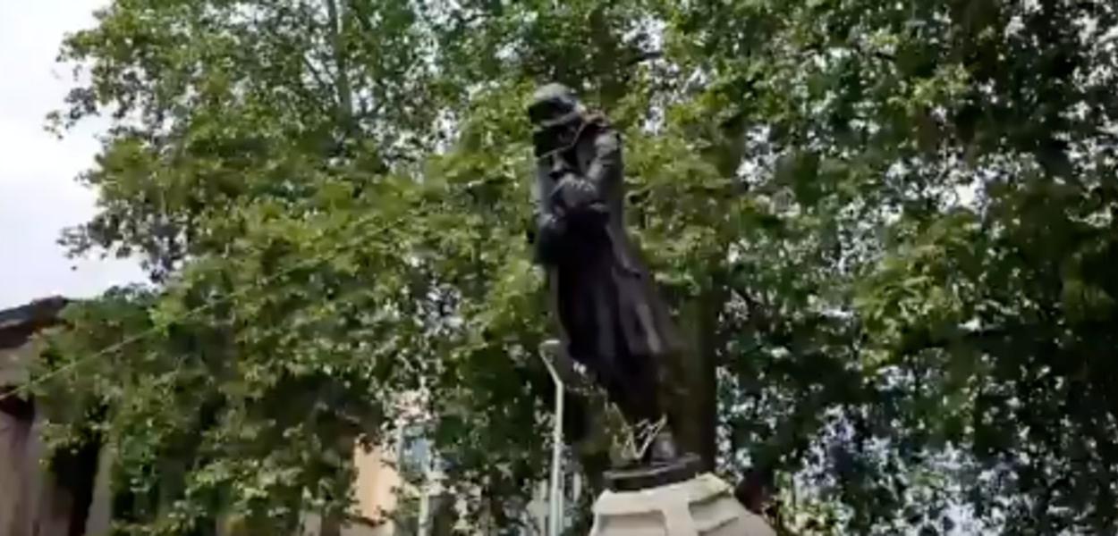 Estátua do traficante de escravos Edward Colston (Foto: Reprodução/Twitter) Estátua do traficante de escravos Edward Colston