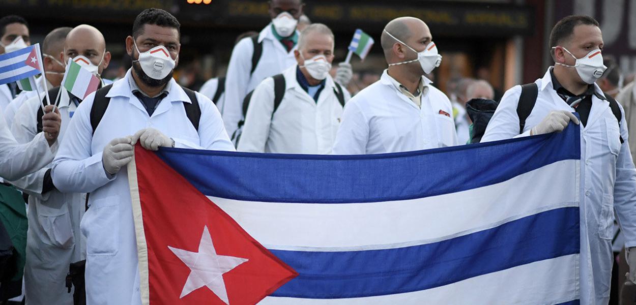 Médicos cubanos (Foto: REUTERS/Daniele Mascolo) Médicos cubanos