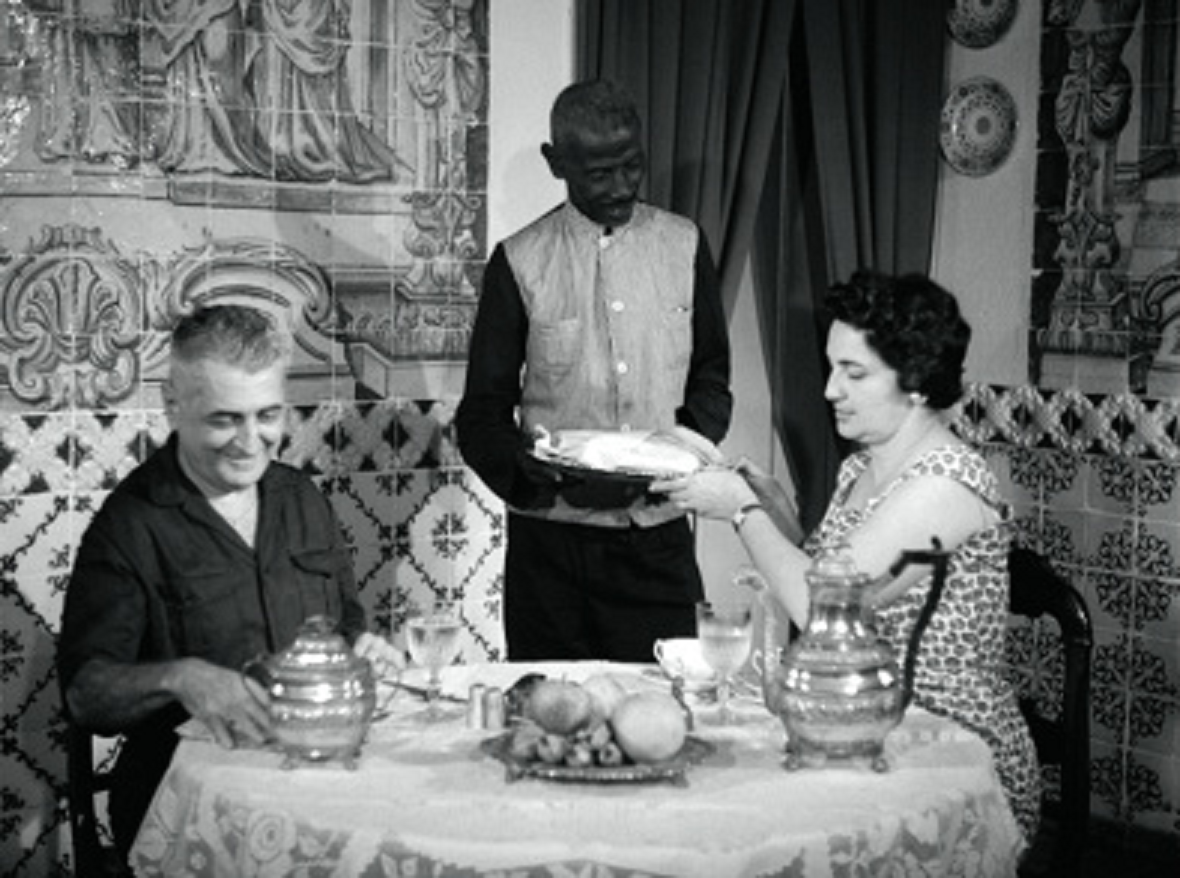 Manoel serve Magdalena e Freyre. (Foto: Reprodução) Manoel serve Magdalena e Freyre.