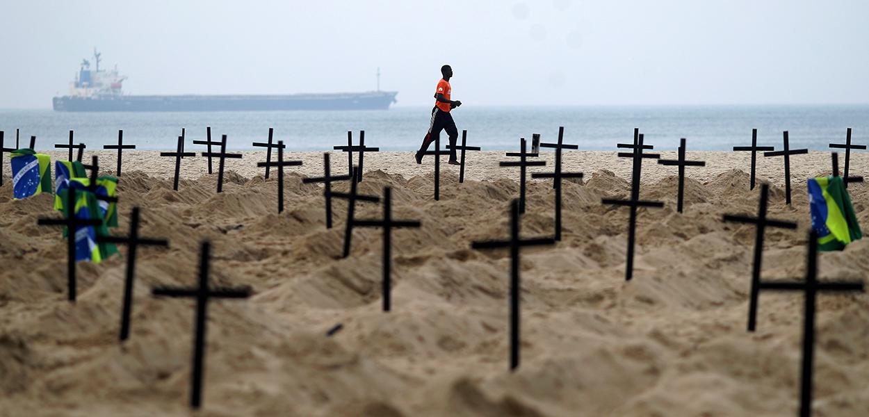 Cruzes em Copacabana em ato por ações contra a Covid-19. 11/06/2020 (Foto: REUTERS/Pilar Olivares) Cruzes em Copacabana em ato por ações contra a Covid-19. 11/06/2020