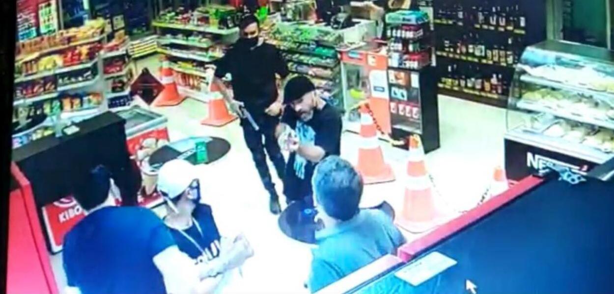 Imagem de câmera de segurança que flagrou o assassinato de Igor Martinho Kalluf (Foto: Reprodução) Imagem de câmera de segurança que flagrou o assassinato de Igor Martinho Kalluf