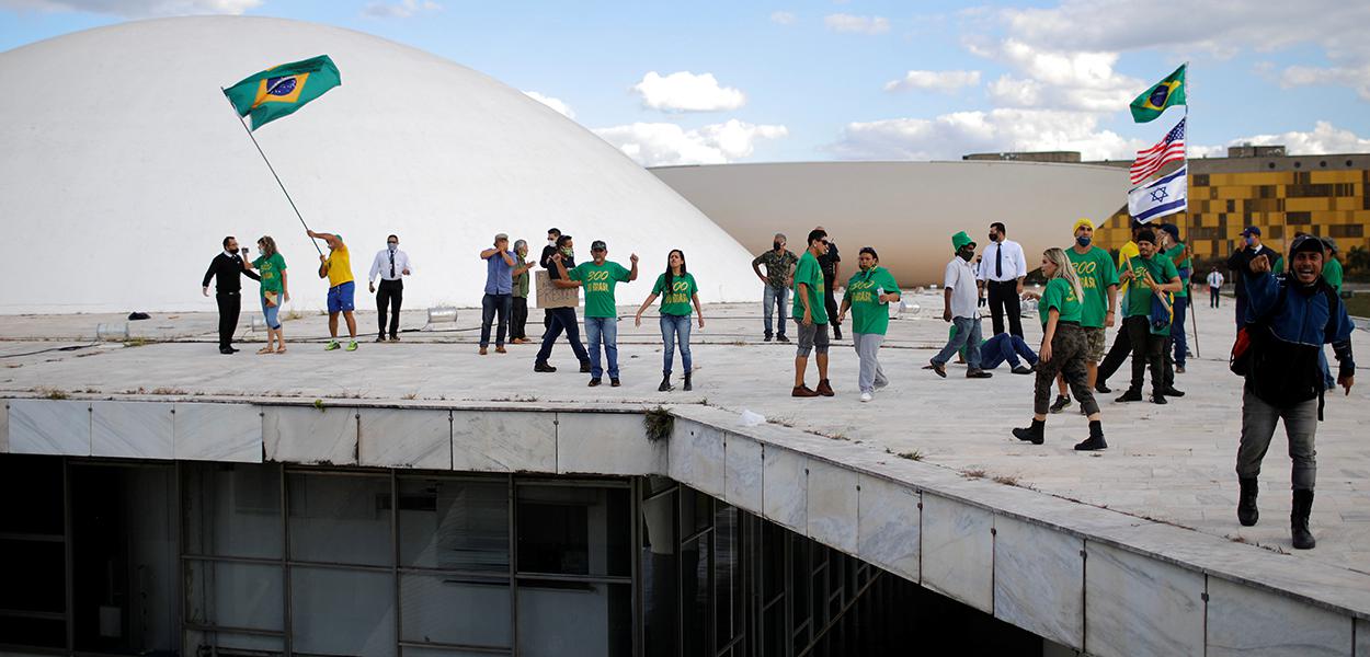 Manifestantes pró-Bolsonaro na área externa do Congresso Nacional, em Brasília 13/6/2020 (Foto: REUTERS/Adriano Machado) Manifestantes pró-Bolsonaro na área externa do Congresso Nacional, em Brasília 13/6/2020