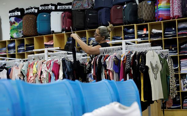 Mulher faz compras em loja de roupas em Luís Eduardo Magalhães (BA) (Foto: REUTERS/Ricardo Moraes) Mulher faz compras em loja de roupas em Luís Eduardo Magalhães (BA)