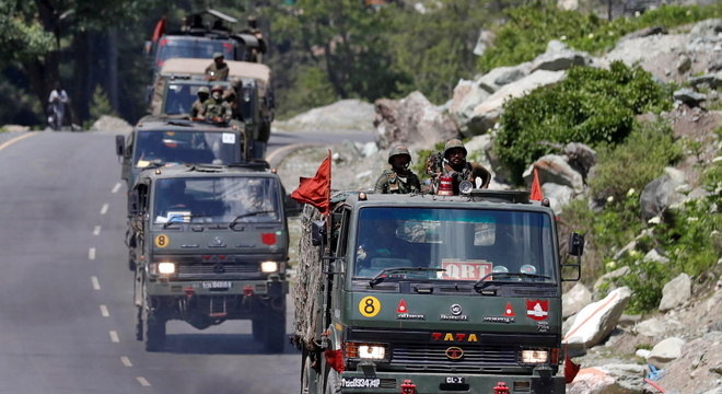 Comboio indiano em direção à fronteira com a China. (Foto: Reuters) Comboio indiano em direção à fronteira com a China.