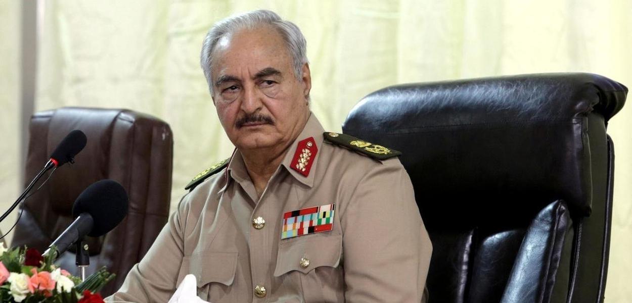 Marechal Khalifa Haftar perdeu o poder na Líbia e atualmente se encontra em uma posição difícil (Foto: REUTERS/Esam Omran Al-Fetori/File Photo) Marechal Khalifa Haftar perdeu o poder na Líbia e atualmente se encontra em uma posição difícil