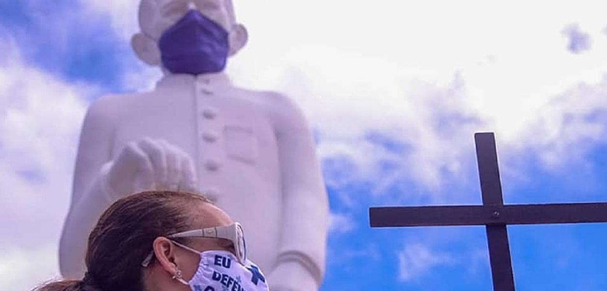 Padre Cícero com máscara (Foto: Reprodução) Padre Cícero com máscara