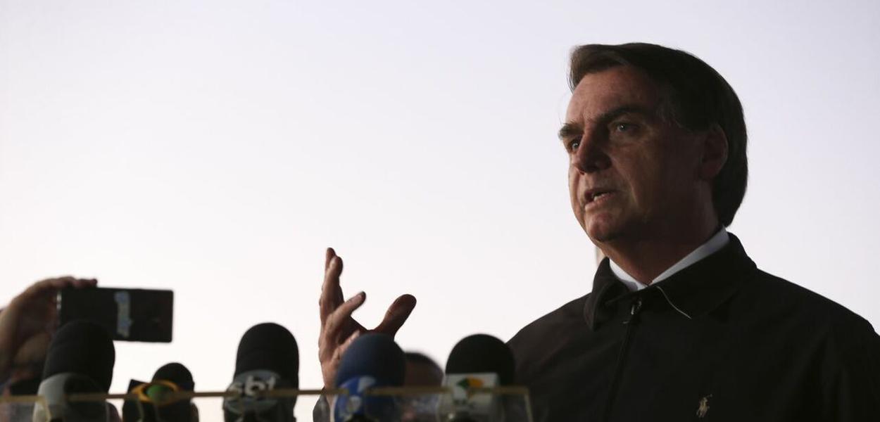 Bolsonaro discursa em velório de soldado (Foto: Marcello Casal/Ag.Brasil) Bolsonaro discursa em velório de soldado