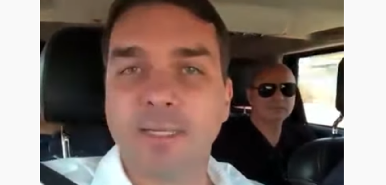 Flávio Bolsonaro e Fabrício Queiroz (Foto: Reprodução/YouTube) Flávio Bolsonaro e Fabrício Queiroz