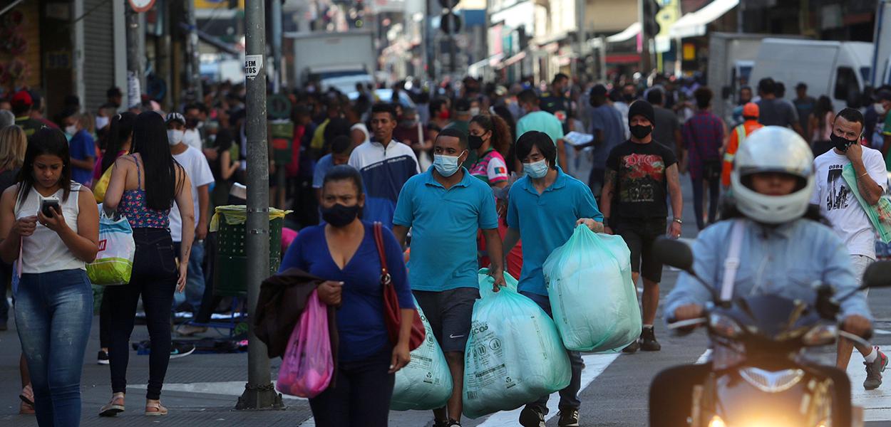 Pessoas caminham por tradicional rua de comércio popular em São Paulo (Foto: REUTERS/Amanda Perobelli) Pessoas caminham por tradicional rua de comércio popular em São Paulo