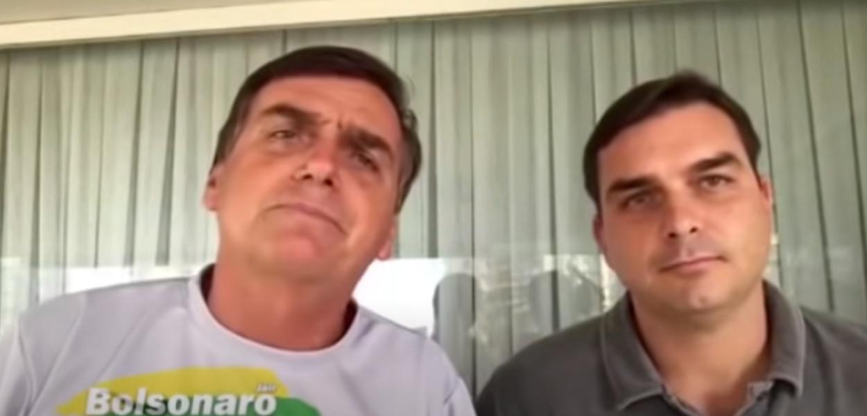 Jair e Flávio Bolsonaro (Foto: Reprodução/YouTube) Jair e Flávio Bolsonaro