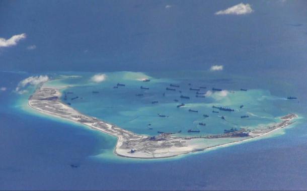 Navios chineses em um recife das ilhas Spratly (Foto: Reuters) Navios chineses em um recife das ilhas Spratly