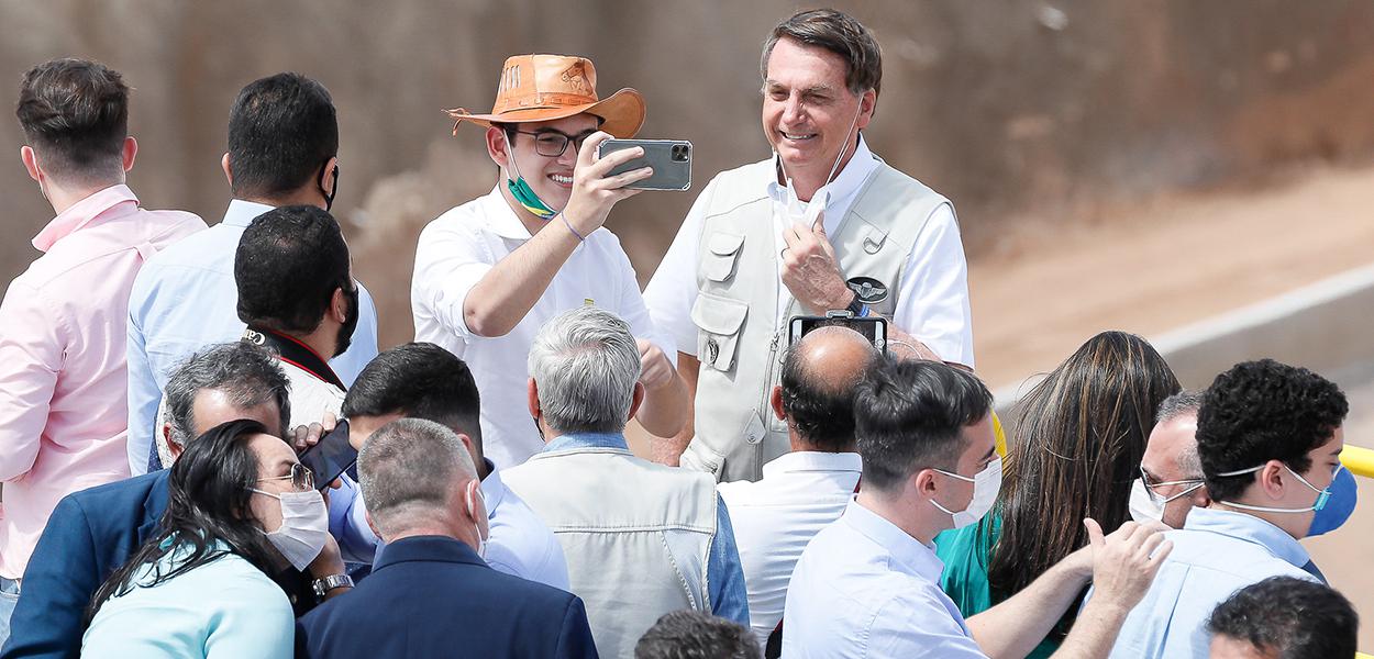 Jair Bolsonaro posa para fotografia no canal do Rio São Francisco (Foto: Isac Nóbrega/PR) Jair Bolsonaro posa para fotografia no canal do Rio São Francisco