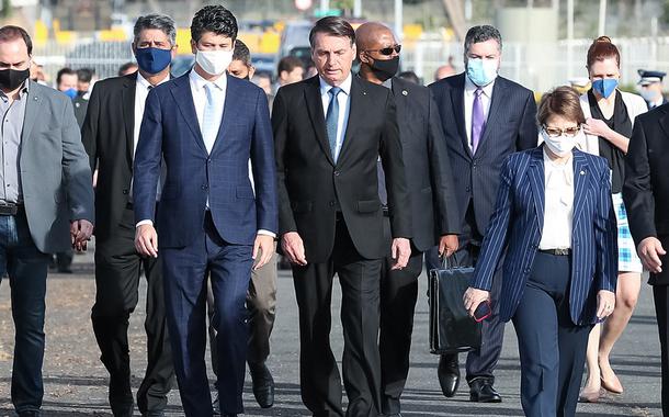 (Brasília - DF, 09/06/2020) O Presidente Jair Bolsonaro caminha ao lado de ministro para o Hasteamento da Bandeira Nacional. (Foto: Marcos Corrêa/PR) (Brasília - DF, 09/06/2020) O Presidente Jair Bolsonaro caminha ao lado de ministro para o Hasteamento da Bandeira Nacional.