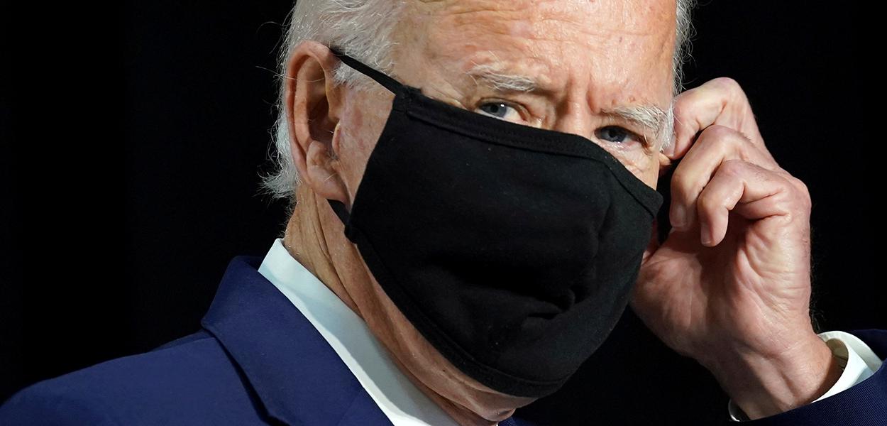 Joe Biden usa máscara de proteção após discursar em Wilmington, Delaware 30/06/2020 (Foto: REUTERS/Kevin Lamarque) Joe Biden usa máscara de proteção após discursar em Wilmington, Delaware 30/06/2020