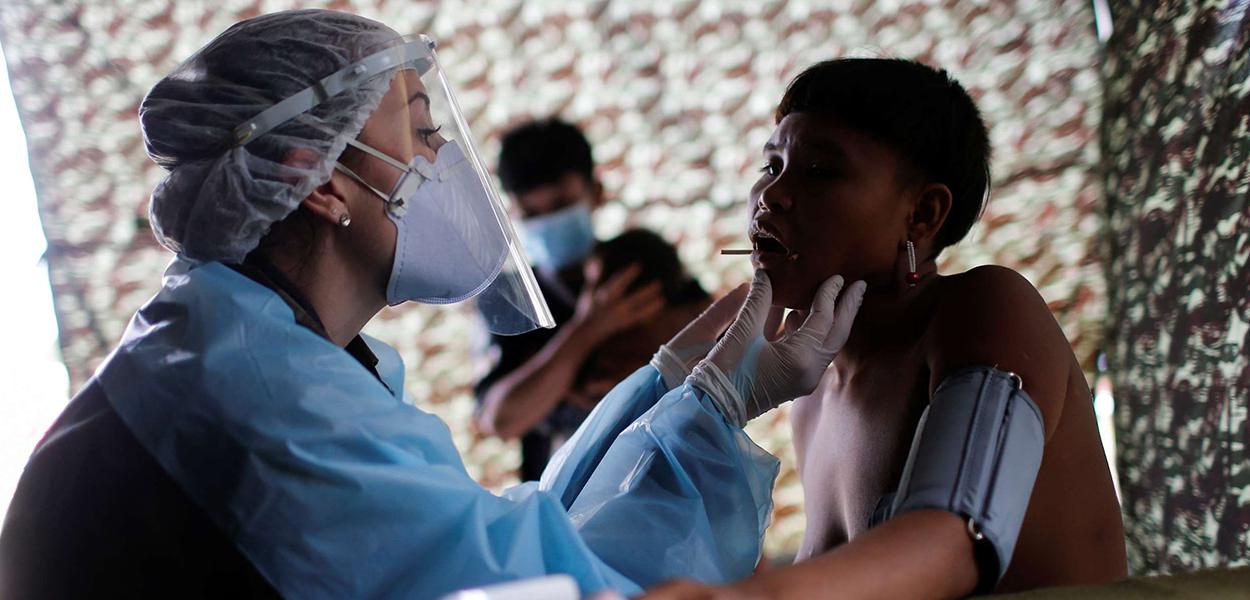 Integrante das Forças Armadas examina índio ianomâmi em Alto Alegre, Roraima (Foto: REUTERS/Adriano Machado) Integrante das Forças Armadas examina índio ianomâmi em Alto Alegre, Roraima