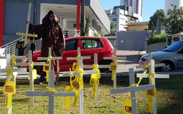 Protesto em frente a hospital em Curitiba pela reabertura do comércio (Foto: Abrabar) Protesto em frente a hospital em Curitiba pela reabertura do comércio