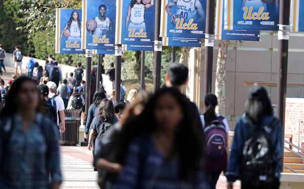 Estudantes da Universidade da Califórnia Los Angeles (UCLA) caminham no campus da instituição em Los Angeles (Foto: REUTERS/Lucy Nicholson) Estudantes da Universidade da Califórnia Los Angeles (UCLA) caminham no campus da instituição em Los Angeles